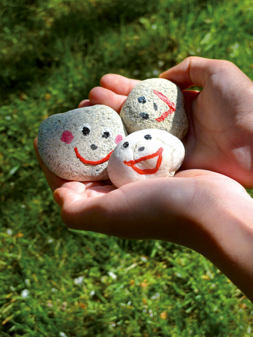 Foto mit Steinegesichtern vom Ich-Pass für Kinder © Kindermund Verlag